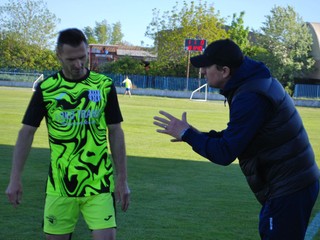 Trénerovi Mariánovi Huríkovi premiéra vyšla, pokyny dáva režisérovi hry Alexandrovi Soboňovi.