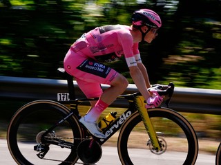 Dánsky cyklista Jonas Vingegaard v ružovom drese vedúceho pretekára počas 15. etapy cyklistických pretekov Giro d'Italia.