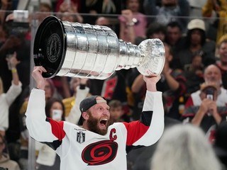 Jordan Staal s trofejou Stanley Cup.