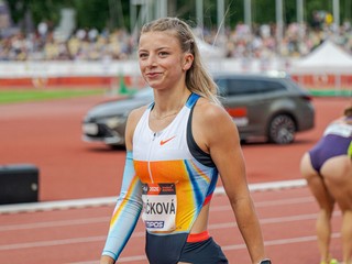 Laura Frličková sa usmieva po behu na 100 metrov cez prekážky počas hlavného programu 61. ročníka atletického TIPOS P-T-S mítingu v Banskej Bystrici.