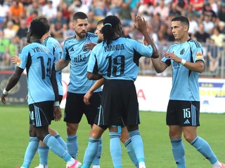 Hráči Slovana sa tešia z gólu počas zápasu 1. kola futbalovej Niké ligy MFK Dukla Banská Bystrica - ŠK Slovan Bratislava.