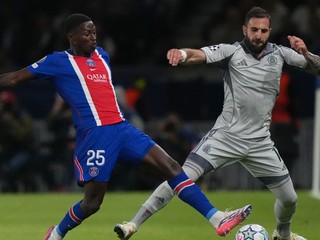 Nuno Mendes a Tigran Barseghjan v zápase PSG - Slovan