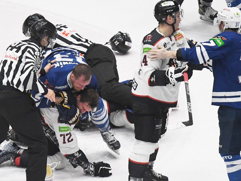 Na snímke šarvátka v šiestom zápase štvrťfinále play off hokejovej Tipos extraligy medzi HK GROTTO Spišská Nová Ves - HC '05 Banská Bystrica.