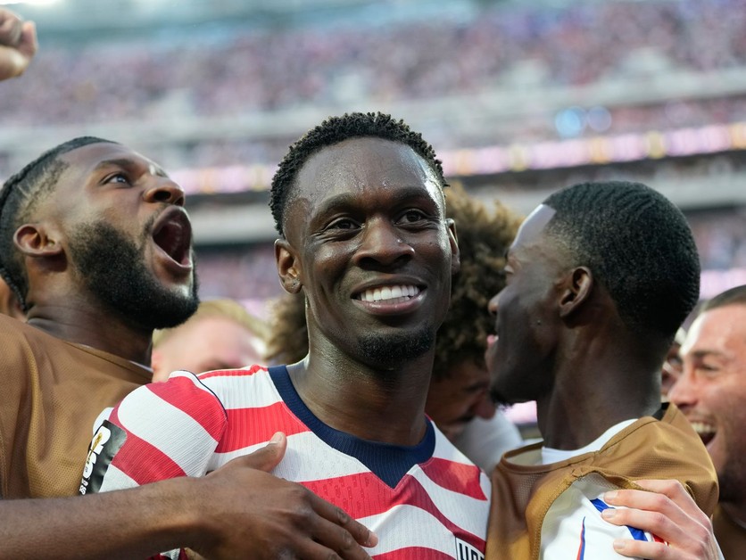 Futbalista USA Folarin Balogun sa raduje z gólu.