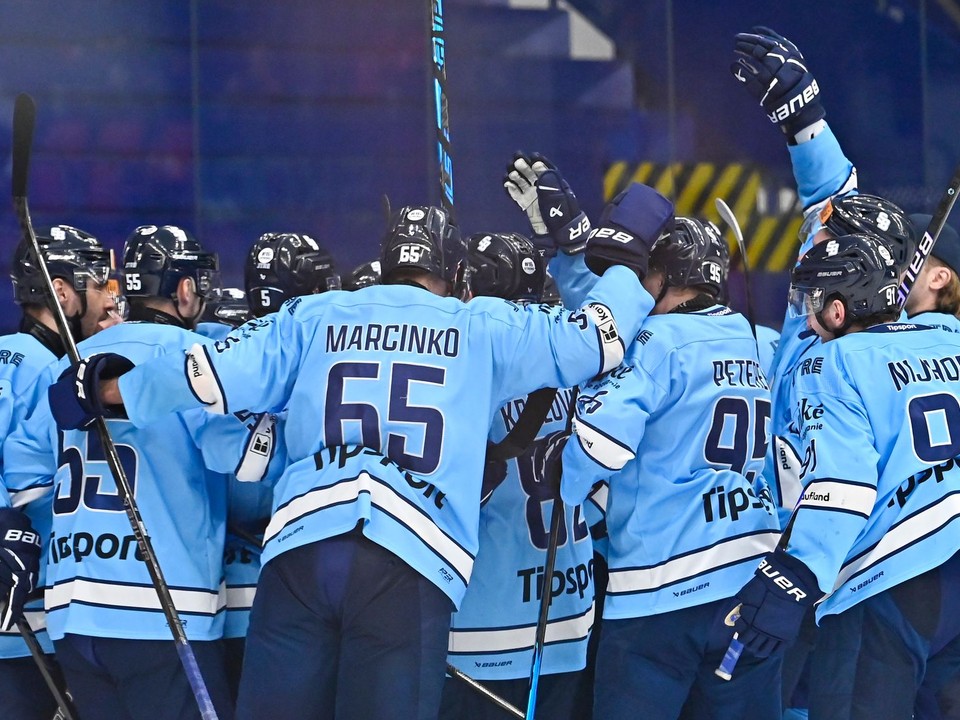 Na snímke radosť hráčov Slovan Bratislava po štvrtom zápase štvrťfinále.