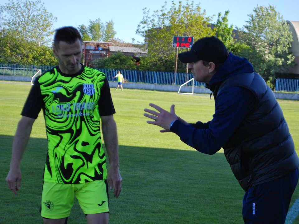 Trénerovi Mariánovi Huríkovi premiéra vyšla, pokyny dáva režisérovi hry Alexandrovi Soboňovi.