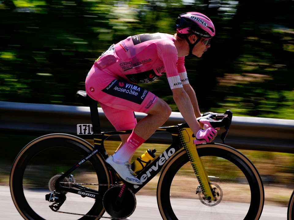  Dánsky cyklista Jonas Vingegaard  v ružovom drese vedúceho pretekára počas 15. etapy cyklistických pretekov Giro d'Italia.