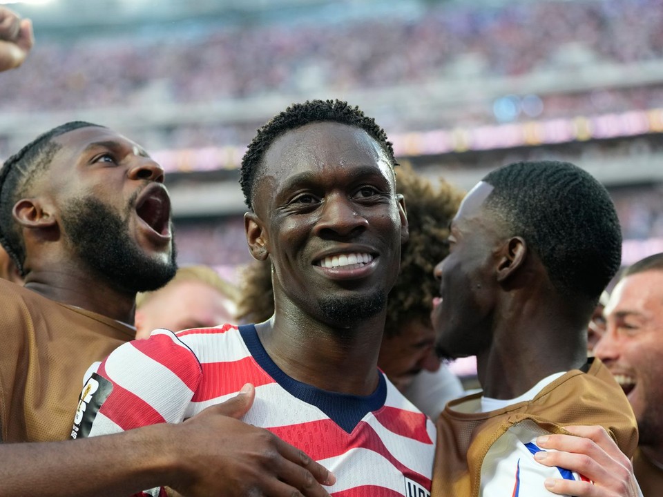 Futbalista USA Folarin Balogun sa raduje z gólu.