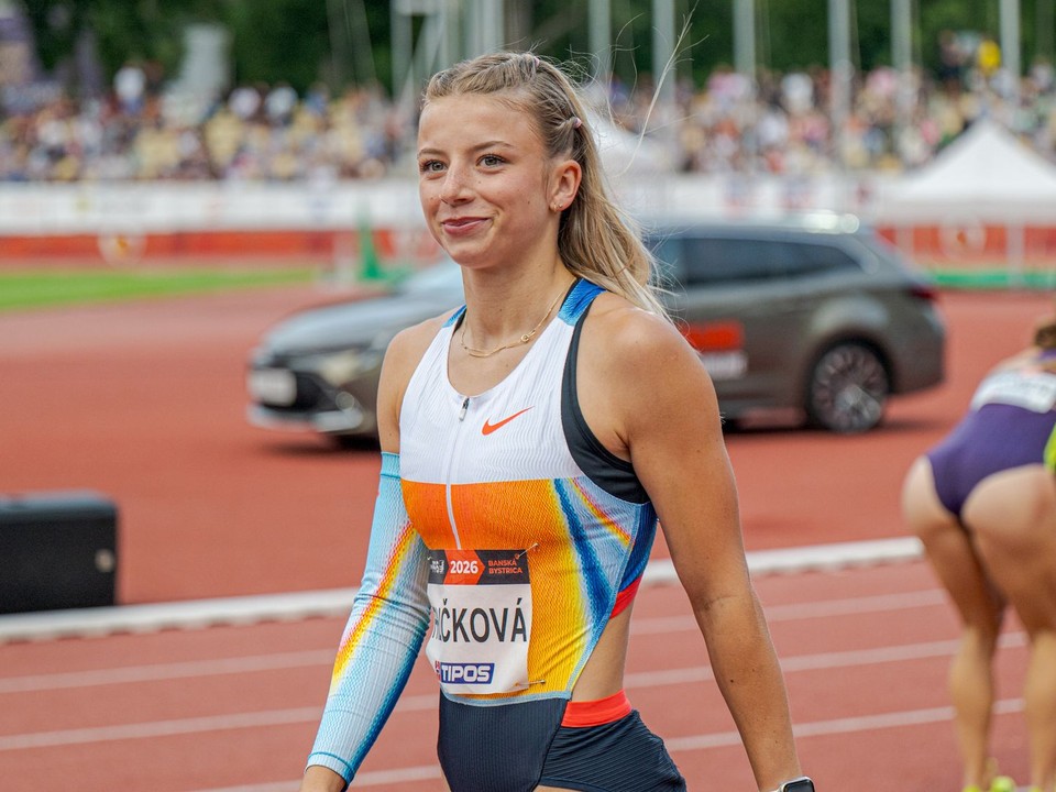 Laura Frličková sa usmieva po behu na 100 metrov cez prekážky počas hlavného programu 61. ročníka atletického TIPOS P-T-S mítingu v Banskej Bystrici.