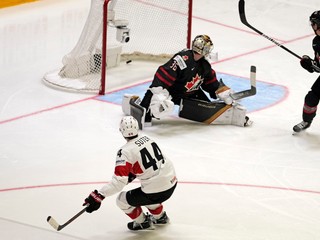 Švajčiarsky útočník Pius Suter strieľa gól v zápase proti Kanade.