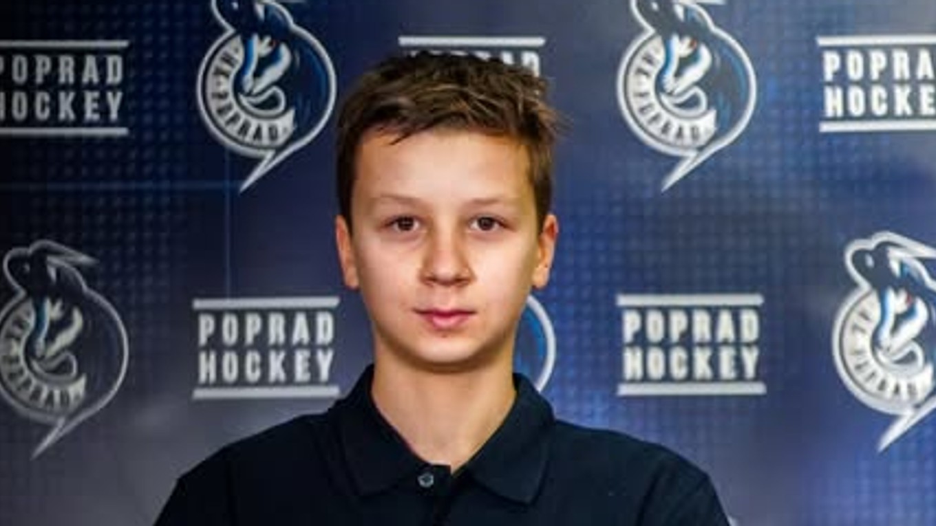 12-ročný Jakub Hudák počas podpisu zmluvy s HK Poprad