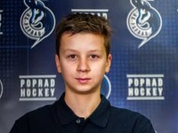 12-ročný Jakub Hudák počas podpisu zmluvy s HK Poprad