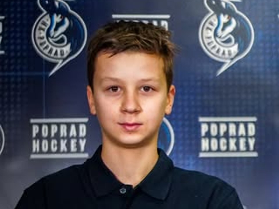 12-ročný Jakub Hudák počas podpisu zmluvy s HK Poprad