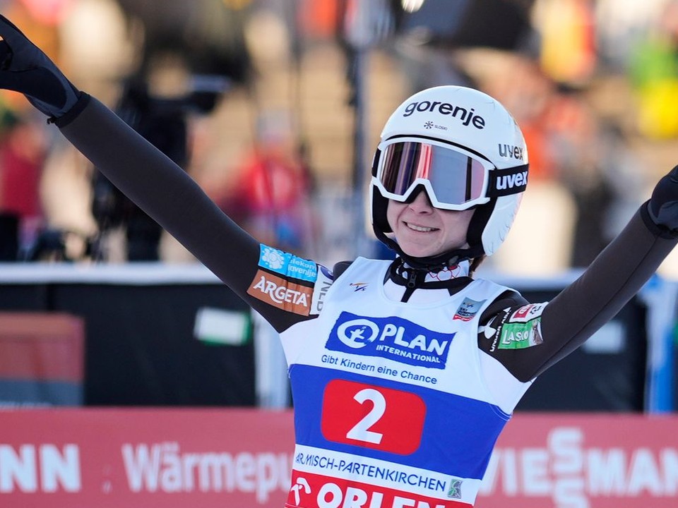 Nika Prevcová oslavuje víťazstvo.