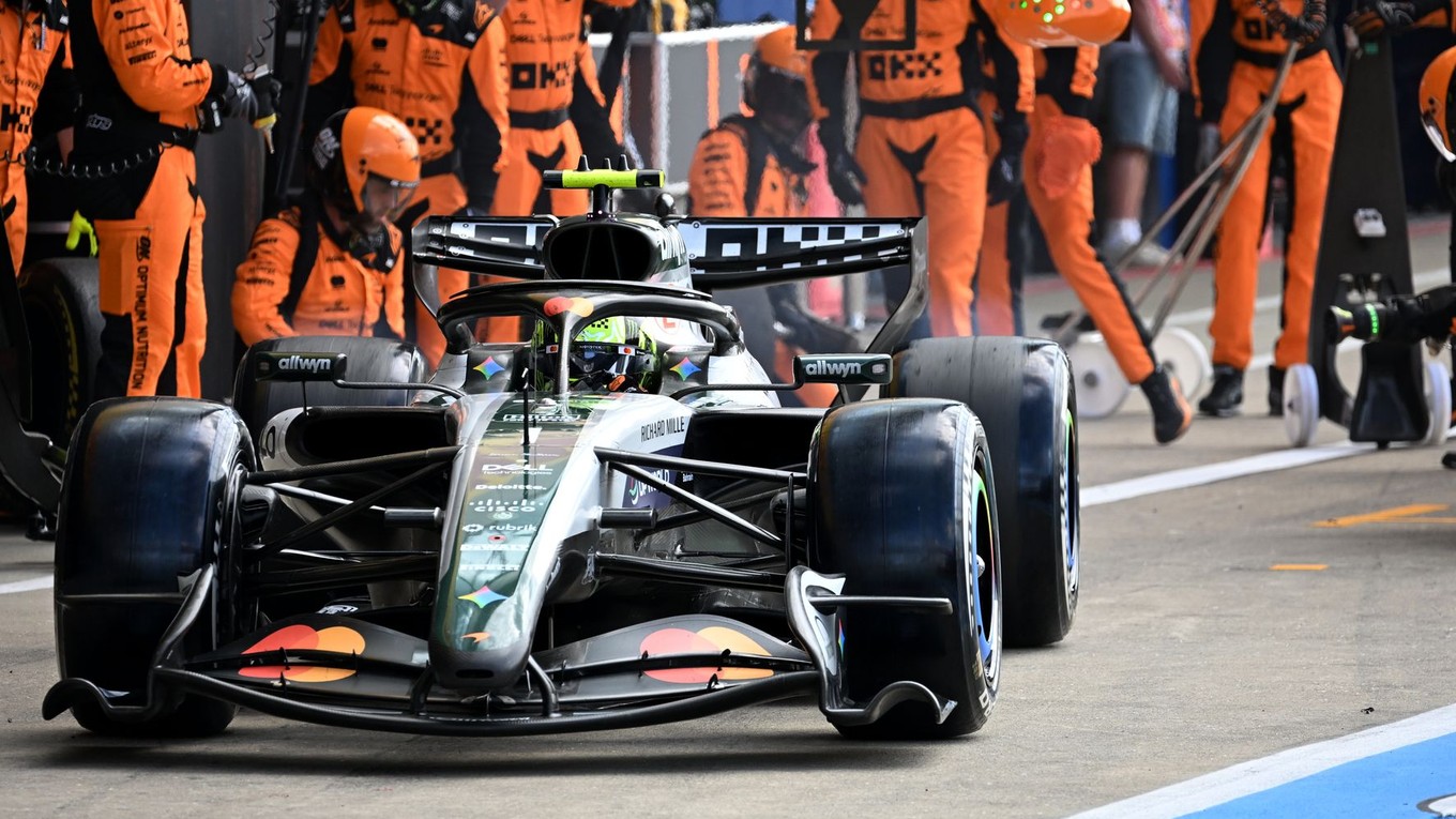 Britský jazdec tímu McLaren Lando Norris absolvuje zastávku v boxoch. 