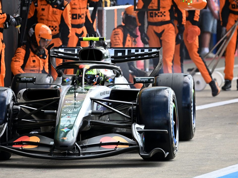 Britský jazdec tímu McLaren Lando Norris absolvuje zastávku v boxoch.