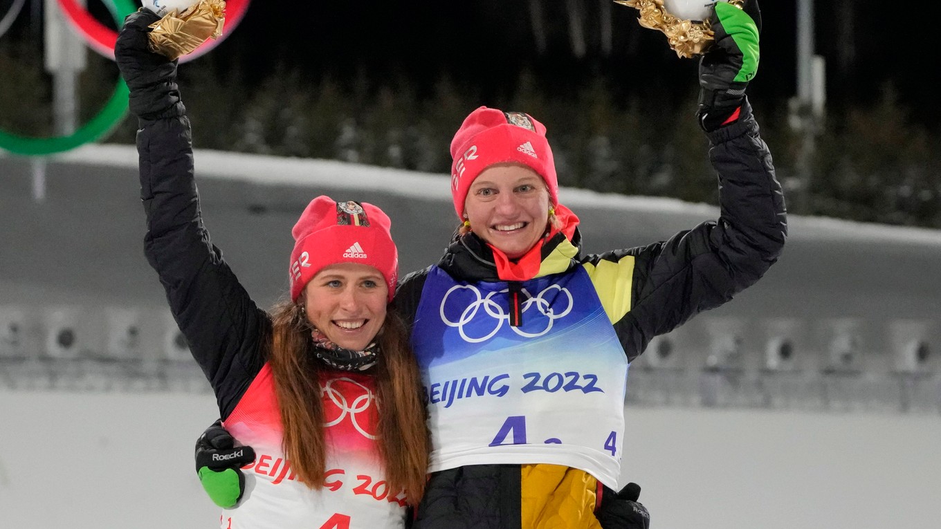 Nemecké bežkyne na lyžiach Victoria Carlová (vpravo) a Katharina Hennigová.