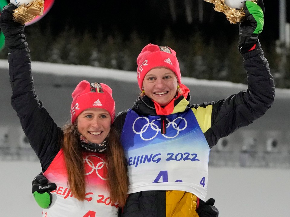 Nemecké bežkyne na lyžiach Victoria Carlová (vpravo) a Katharina Hennigová.