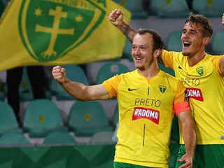 Miroslav Káčer a Lukáš Prokop (obidvaja Žilina) sa radujú z gólu.
