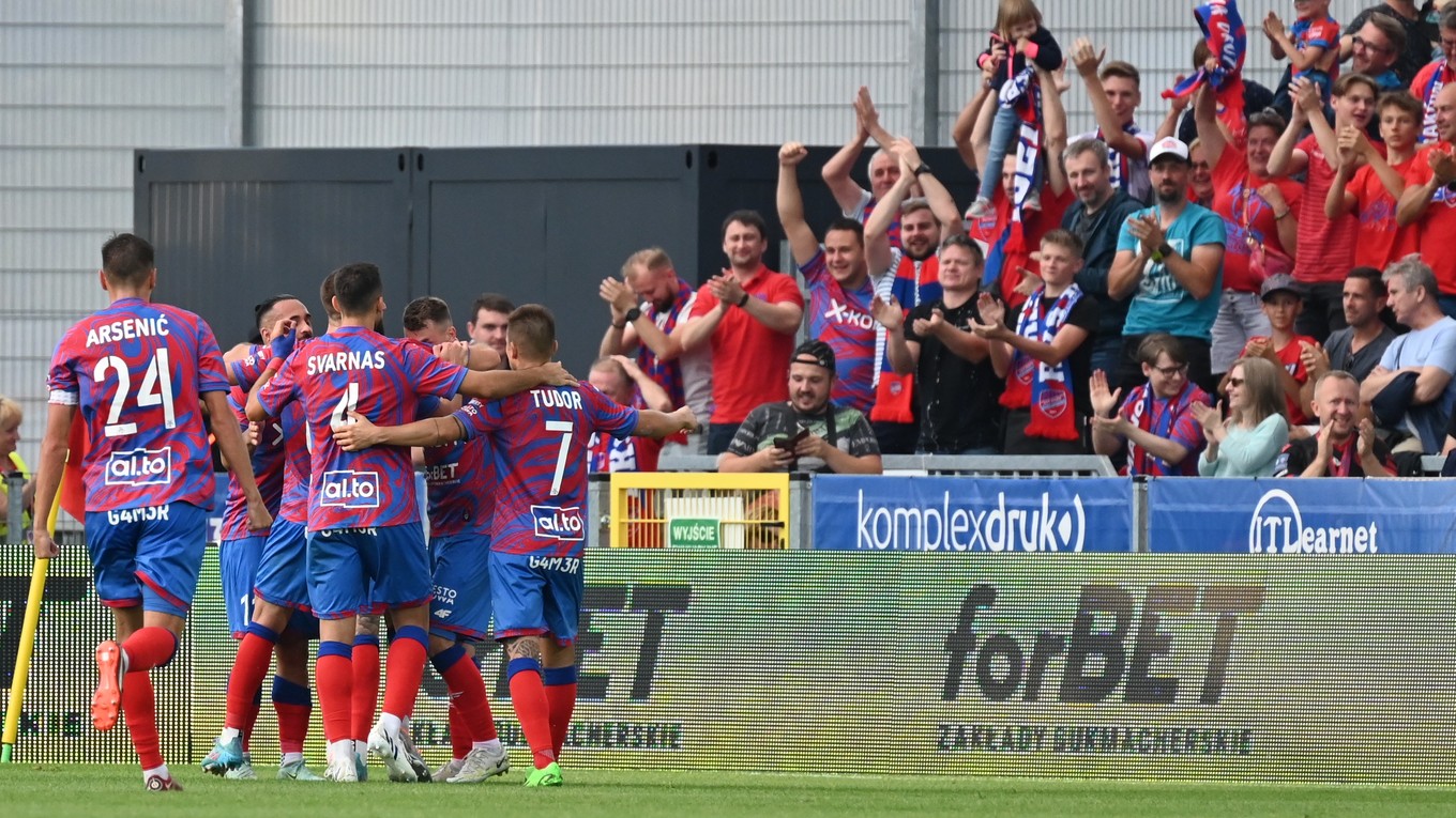 Futbalisti tímu Raków Čenstochová. 