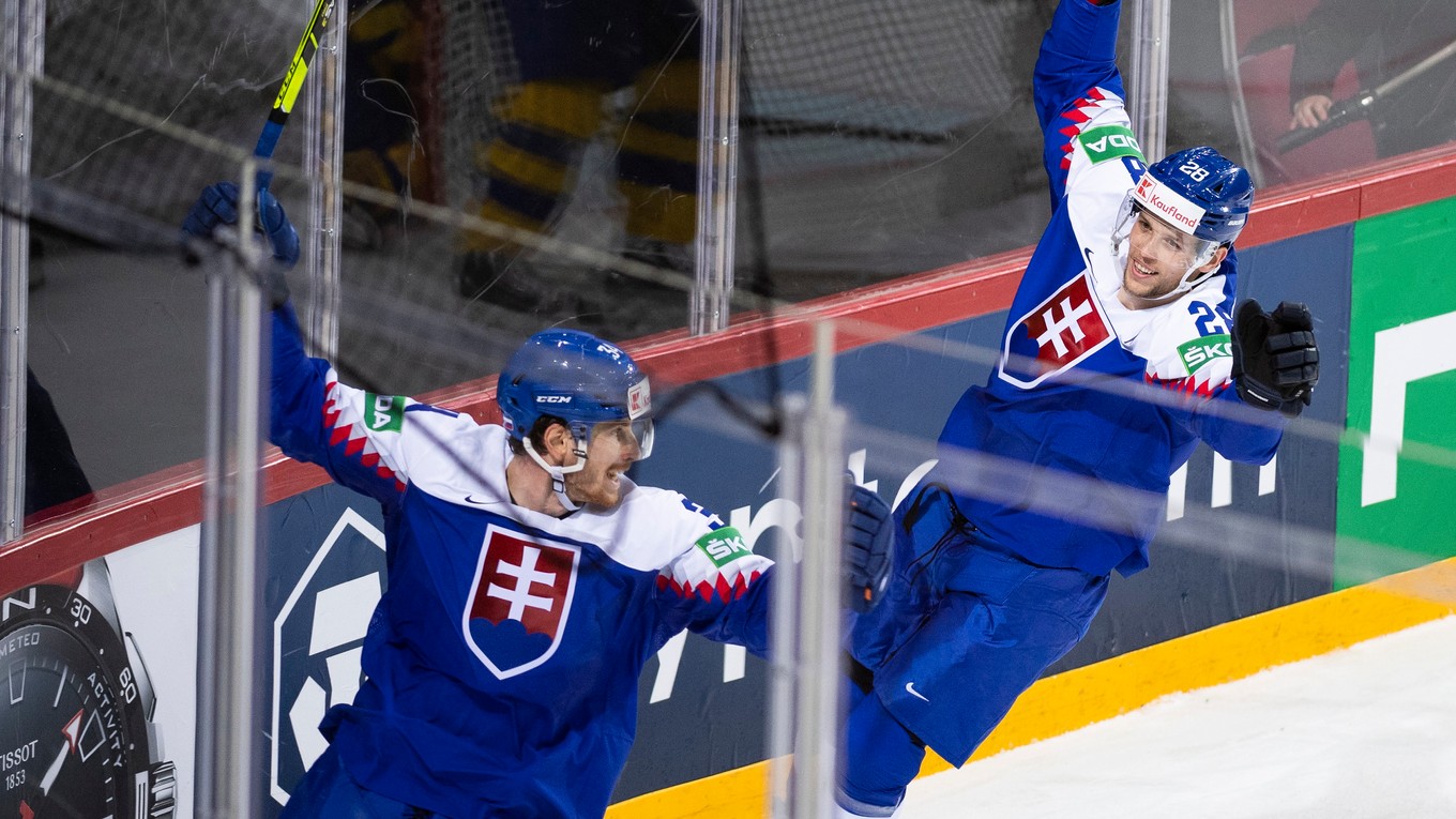 Peter Cehlárik a Martin Gernát v zápase Slovensko - Švédsko na MS v hokeji 2021.
