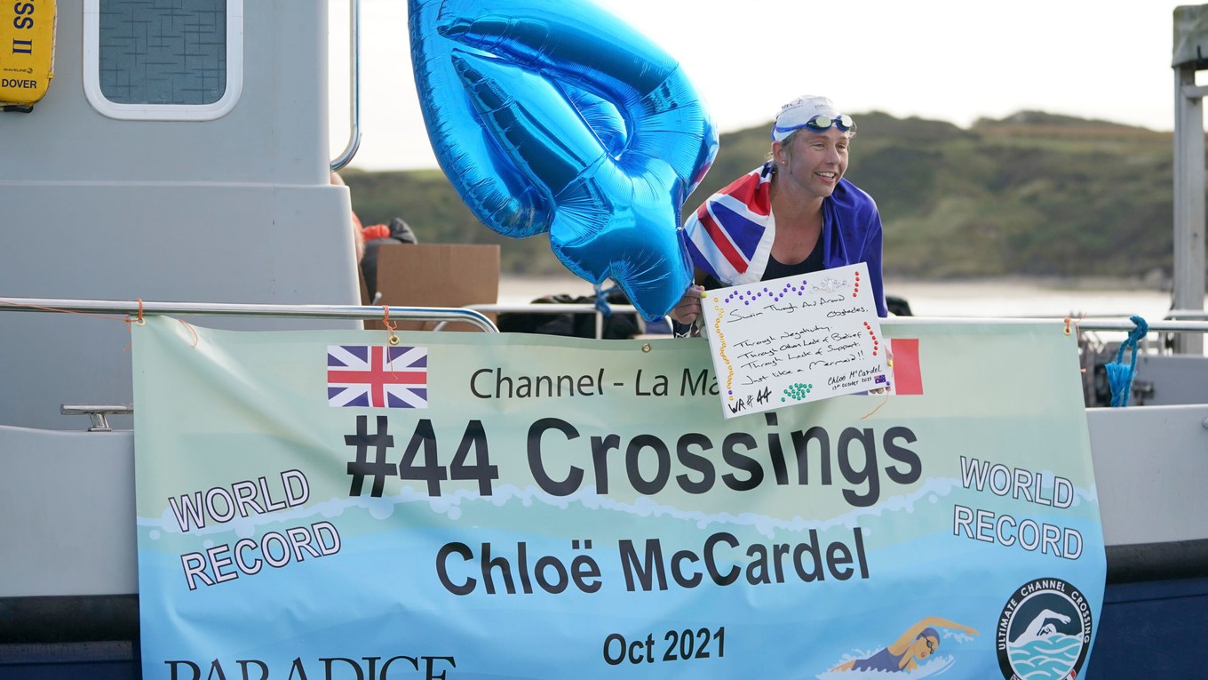 Chloe McCardelová preplávala Lamanšský prieliv rekordný 44-krát.