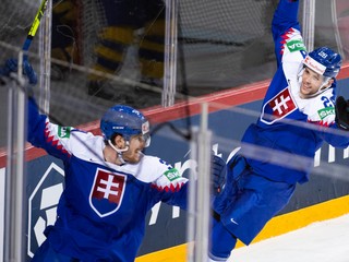 Peter Cehlárik a Martin Gernát v zápase Slovensko - Švédsko na MS v hokeji 2021.