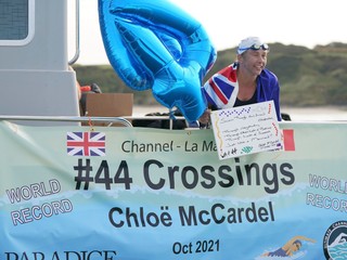 Chloe McCardelová preplávala Lamanšský prieliv rekordný 44-krát.