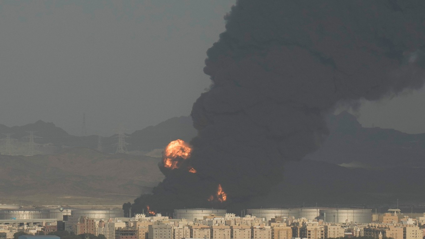 Útok na zásobník ropy v Saudskej Arábii.