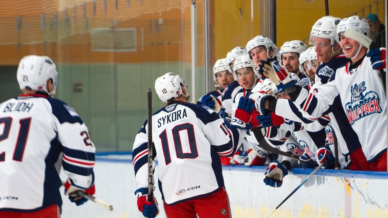 Slovenský hokejista Adam Sýkora sa teší z gólu. 