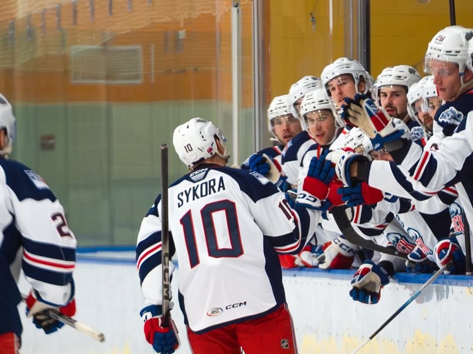 Slovenský hokejista Adam Sýkora sa teší z gólu. 