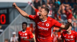 Dávid Krčík oslavuje gól za Pardubice.