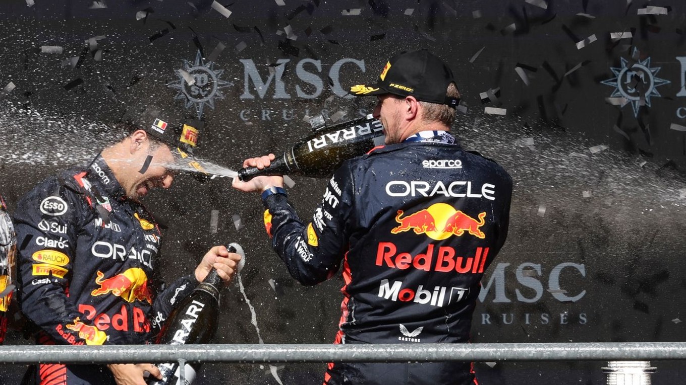 Jazdci Red Bullu Max Verstappen (vpravo) a Sergio Pérez.