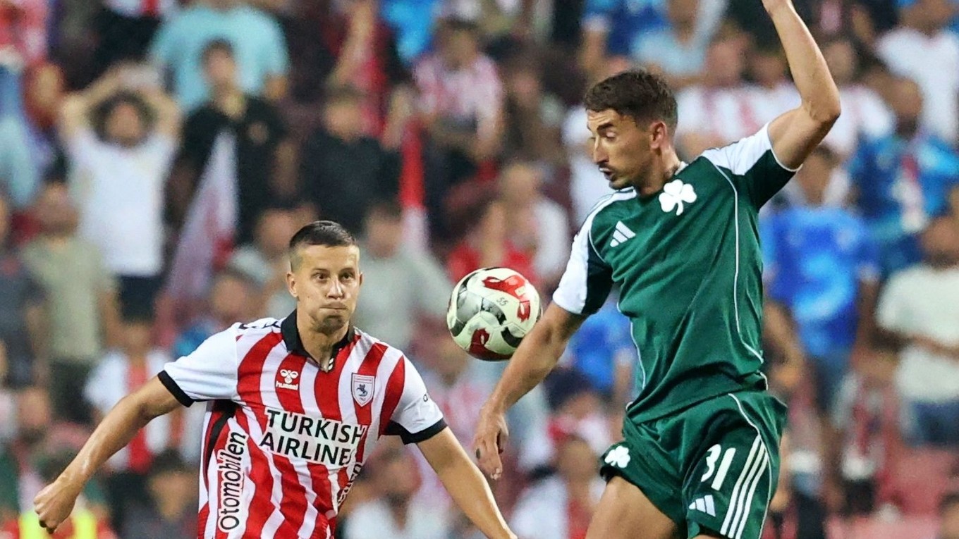 Slovenský futbalista v drese Samsunsporu Ľubomír Šatka (vľavo) a Filip Duričič z Panathinaikosu Atény bojujú o loptu v odvetnom zápase play off Európskej ligy  Samsunspor - Panathinaikos Atény.