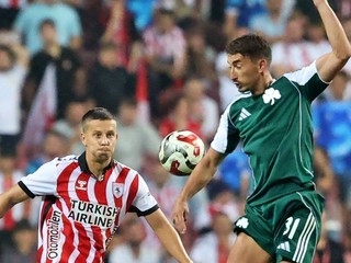 Slovenský futbalista v drese Samsunsporu Ľubomír Šatka (vľavo) a Filip Duričič z Panathinaikosu Atény bojujú o loptu v odvetnom zápase play off Európskej ligy  Samsunspor - Panathinaikos Atény.