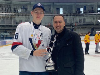 Miroslav Šatan mladší (vľavo) sa teší spoločne s otcom zo zisku trofeje v dorasteneckej súťaži. 