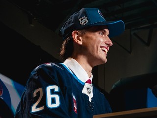 Samuel Hrenák bol draftovaný do NHL klubom Winnipeg Jets. 