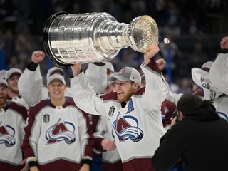 Nathan MacKinnon so Stanley Cupom.