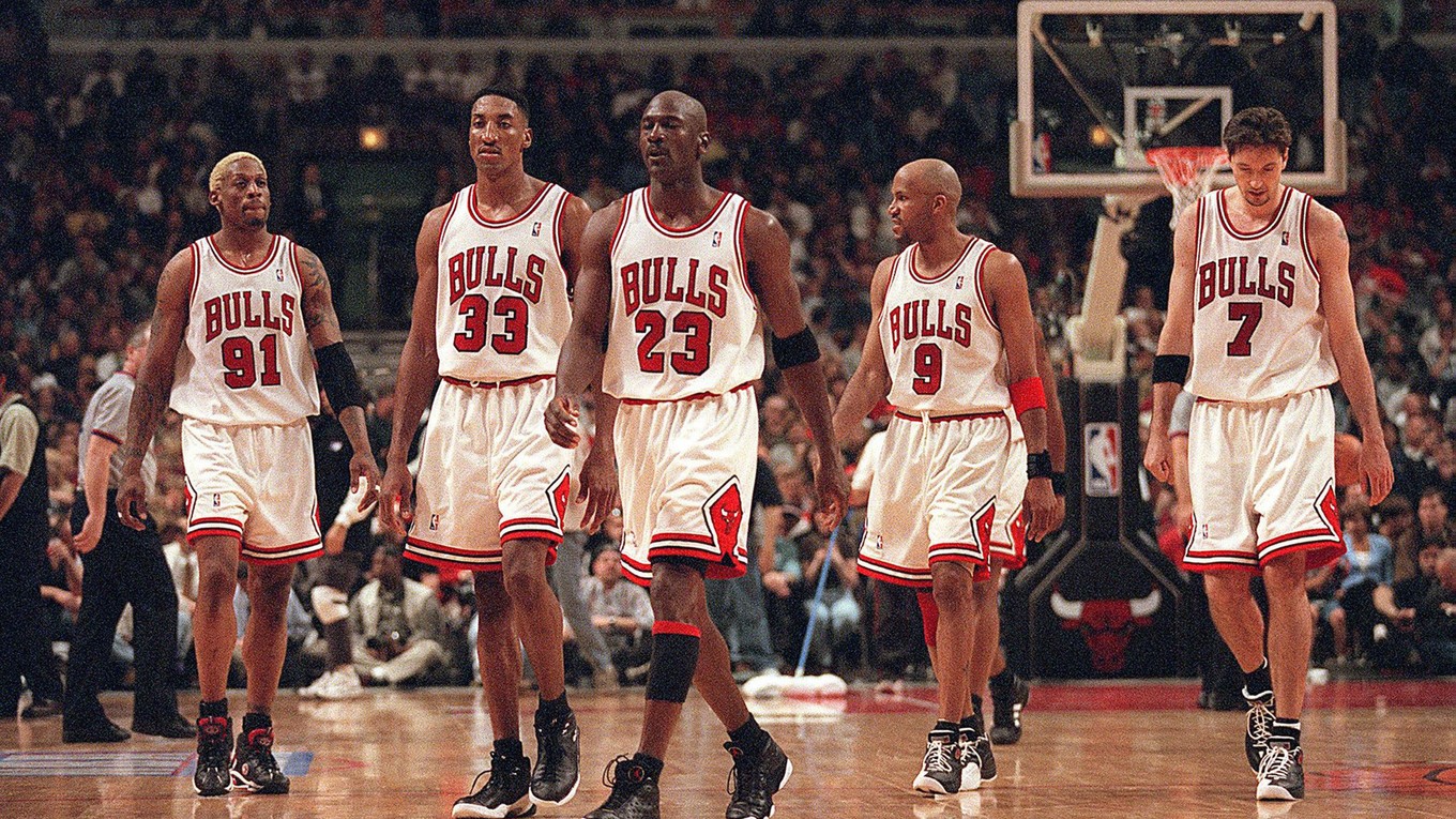 Hviezdna zostava Chicaga Bulls z roku 1998. Zľava Dennis Rodman, Scottie Pippen, Michael Jordan, Ron Harper a Toni Kukoc. 
