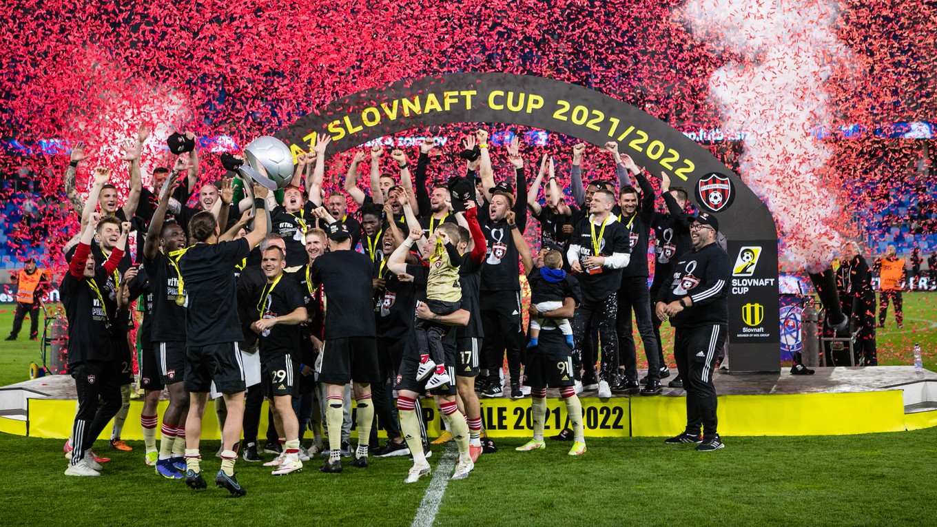 Radosť hráčov FC Spartak Trnava s trofejou po triumfe v Slovnaft Cupe 2021/2022.