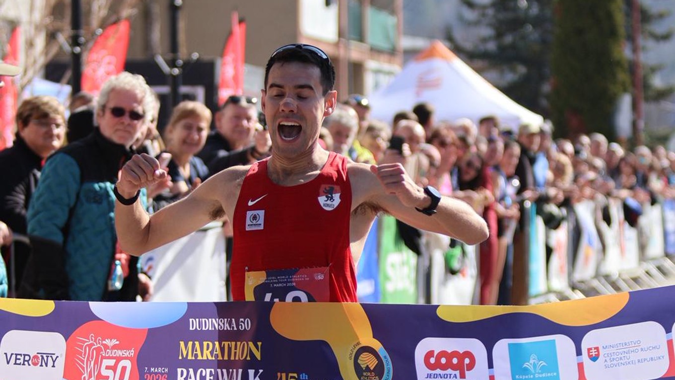 Maďar Bence Venyercsán sa teší z triumfu na Dudinskej päťdesiatke.