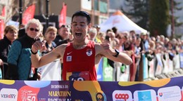 Maďar Bence Venyercsán sa teší z triumfu na Dudinskej päťdesiatke.