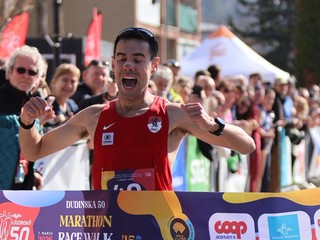 Maďar Bence Venyercsán sa teší z triumfu na Dudinskej päťdesiatke.