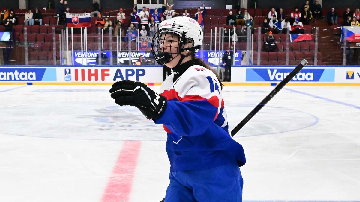 Nela Lopušanová počas MS v hokeji do 18 rokov 2025.