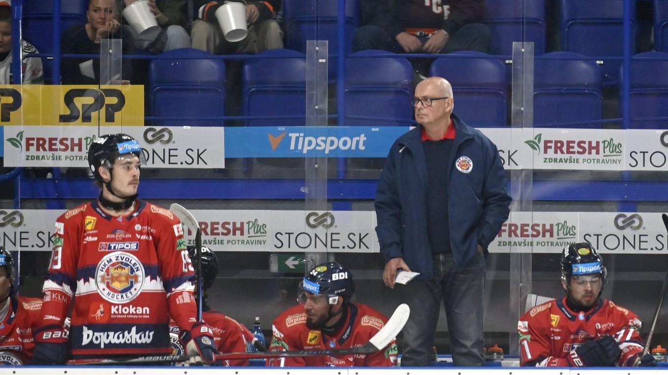 Tréner HKM Zvolen Peter Mikula na striedačke.