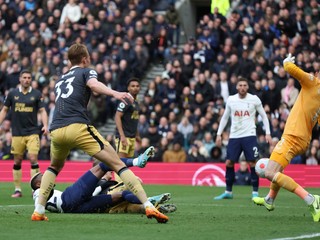 Emerson Royal prekonáva Martina Dúbravku v zápase Tottenham Hotspur - Newcastle United.