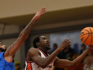 Momentka zo zápasu BC Komárno - Spišskí Rytieri.