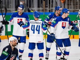 Slováci sa tešia po strelenom góle v zápase Slovensko - USA na MS v hokeji 2021.