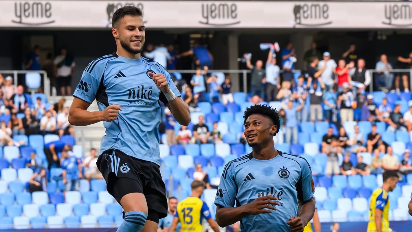 Mykola Kucharevyč, Ibrahim Rahim, Kyriakos Savvidis a Kenan Bajrič (všetci Slovan) sa tešia z gólu počas zápasu 6. kola Niké ligy ŠK Slovan Bratislava - FC Košice.