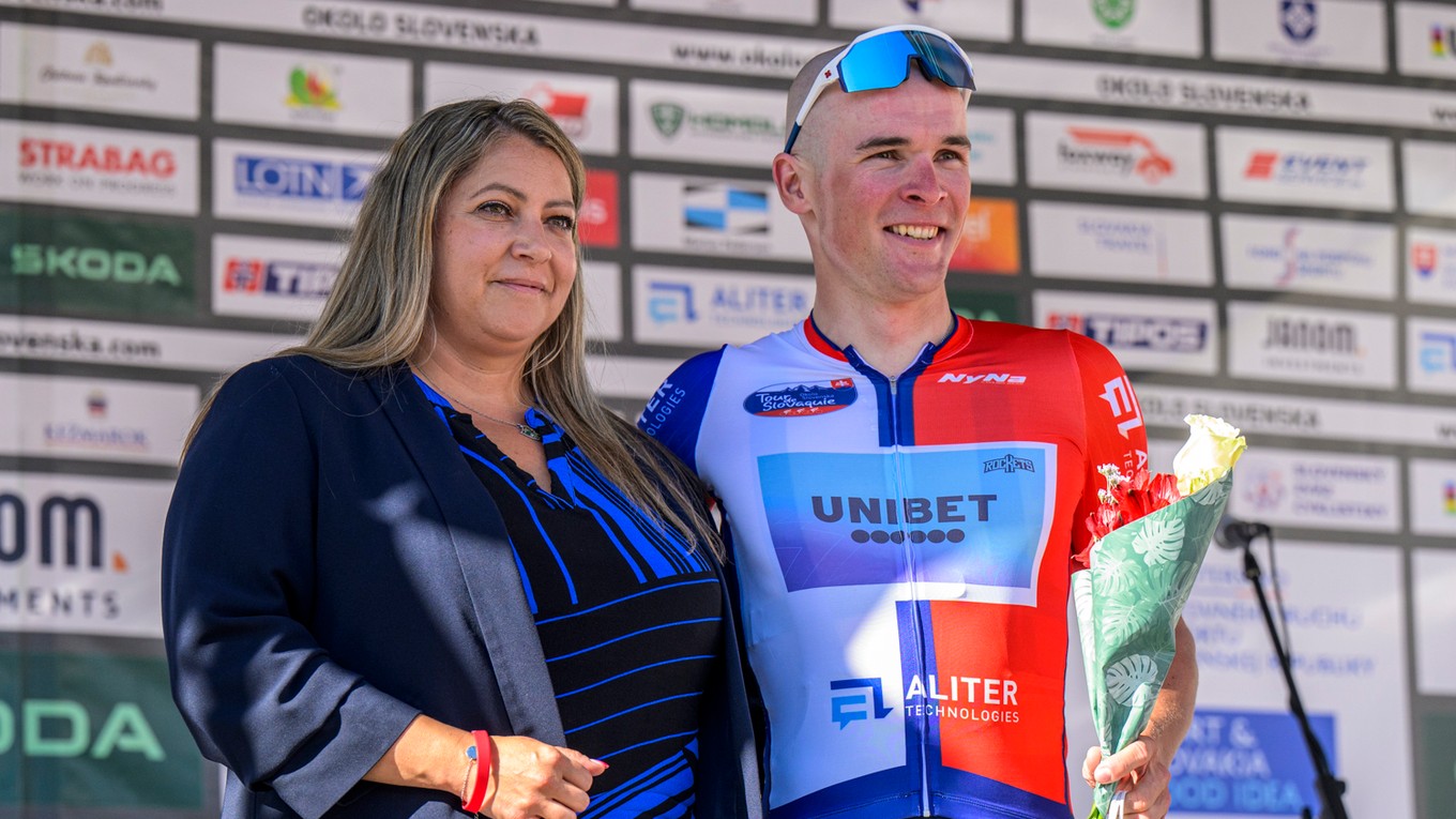 Lukáš Kubiš si preberá dres pre najlepšieho Slováka 